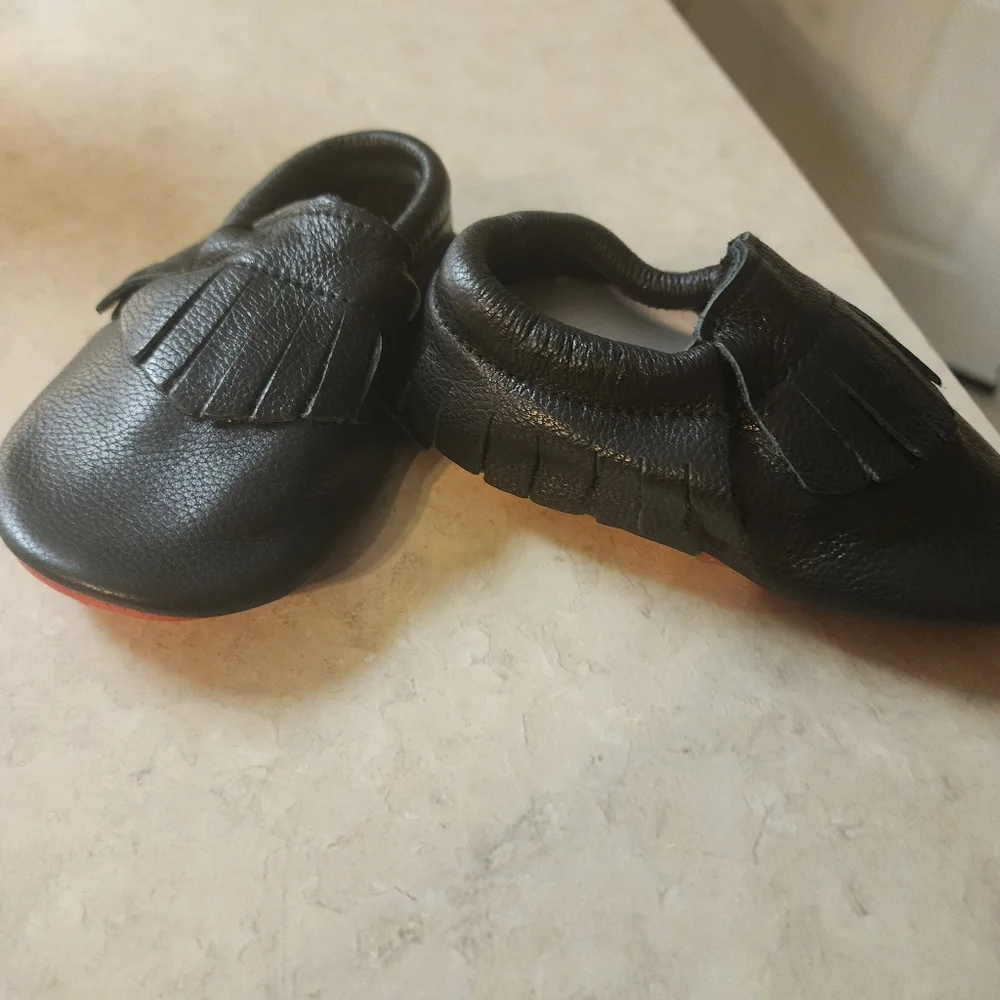 Infant moccasins with red bottom